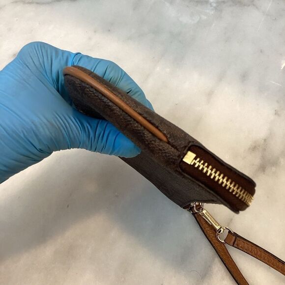 Michael Kors Signature Logo Saffiano Leather Mid-sized Wristlet Clutch Wallet - Picture 9 of 14